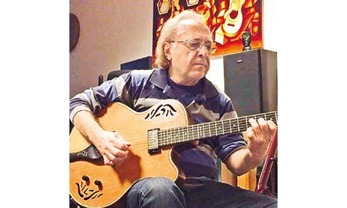 KAMİL ÖZLER  (GİTAR)